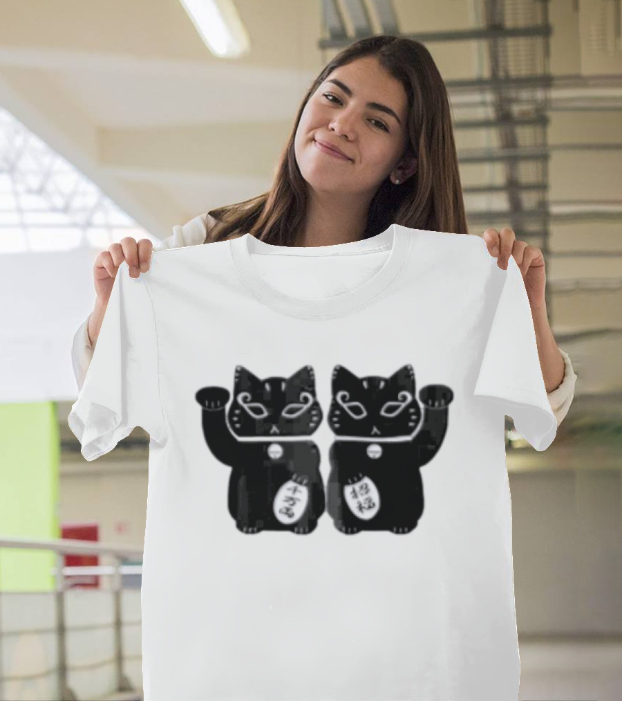 Maneki Neko Lucky Black Cat With Coin T-Shirt