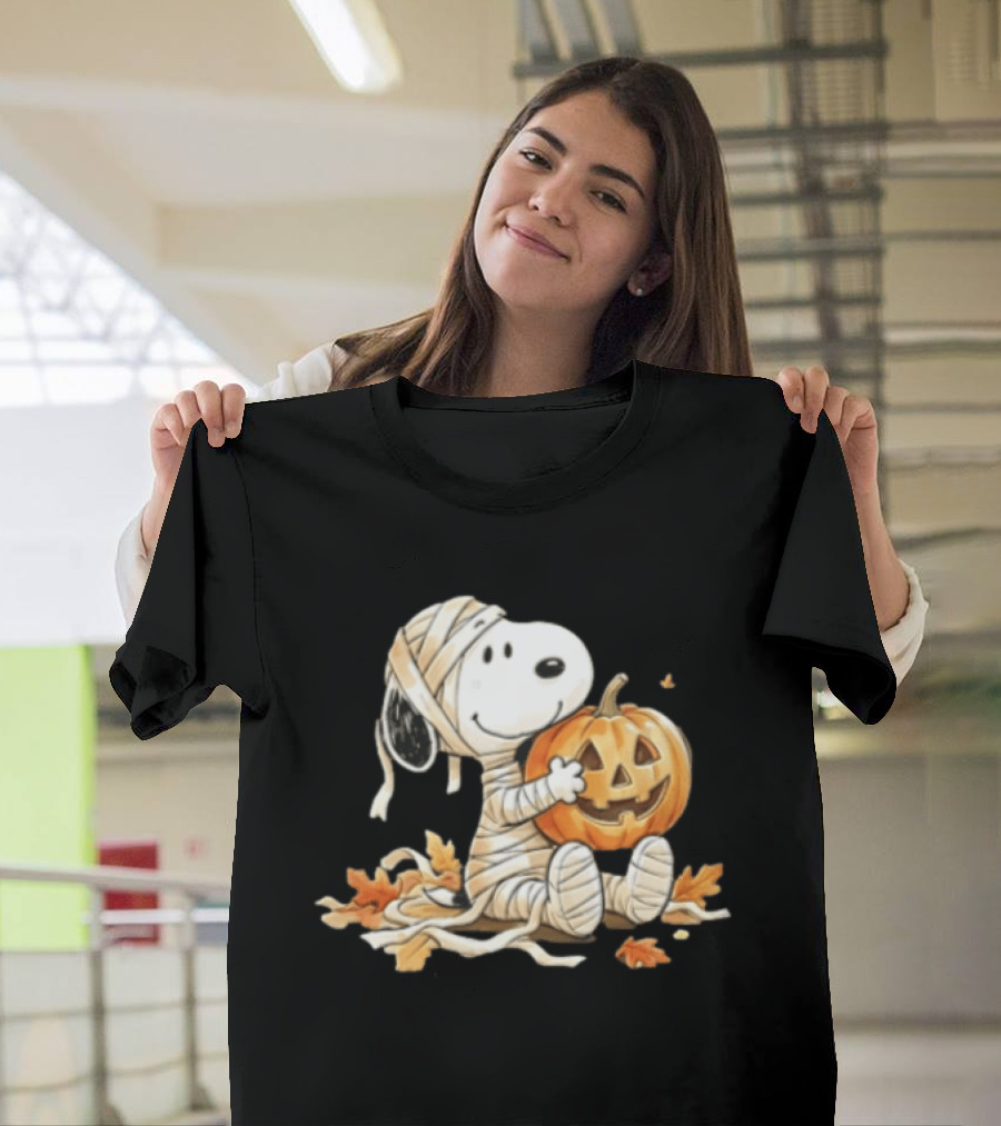 Mummy Snoopy Holding Jack O Lantern Halloween Peanuts Cartoon T-Shirt