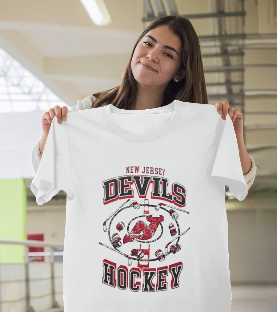 New Jersey Devils Hockey Distressed Vintage Style NHL Fan Gear T-Shirt