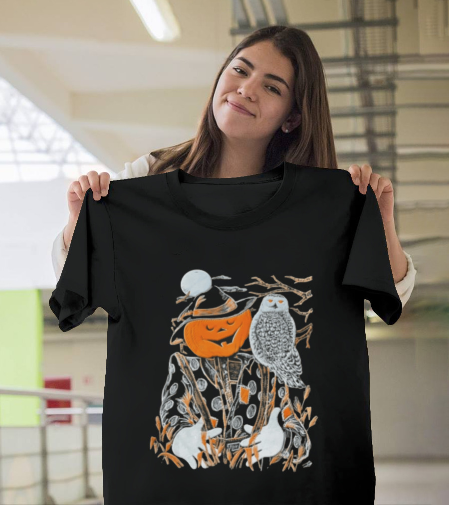 Pumpkin Head Scarecrow Snowy Owl Halloween Scene T-Shirt