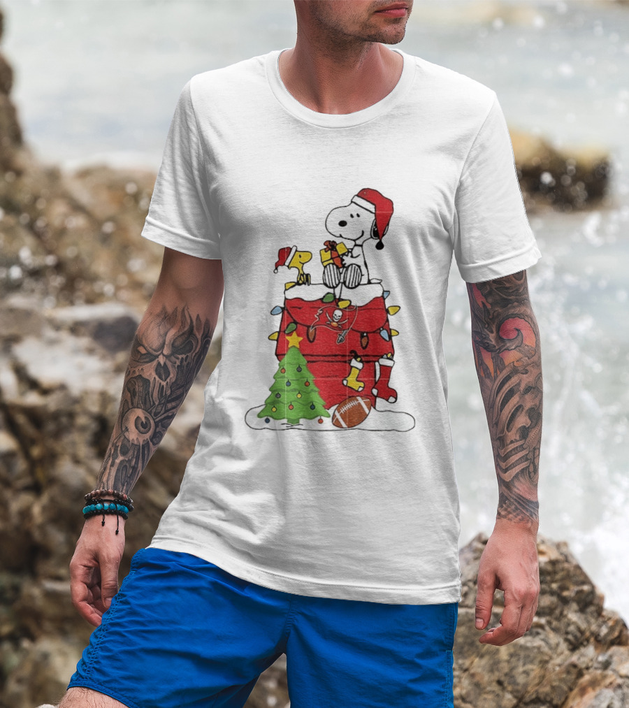 Snoopy Merry Christmas Tampa Bay Buccaneers 2026 Football Holiday Peanuts Santa Hat T-Shirt