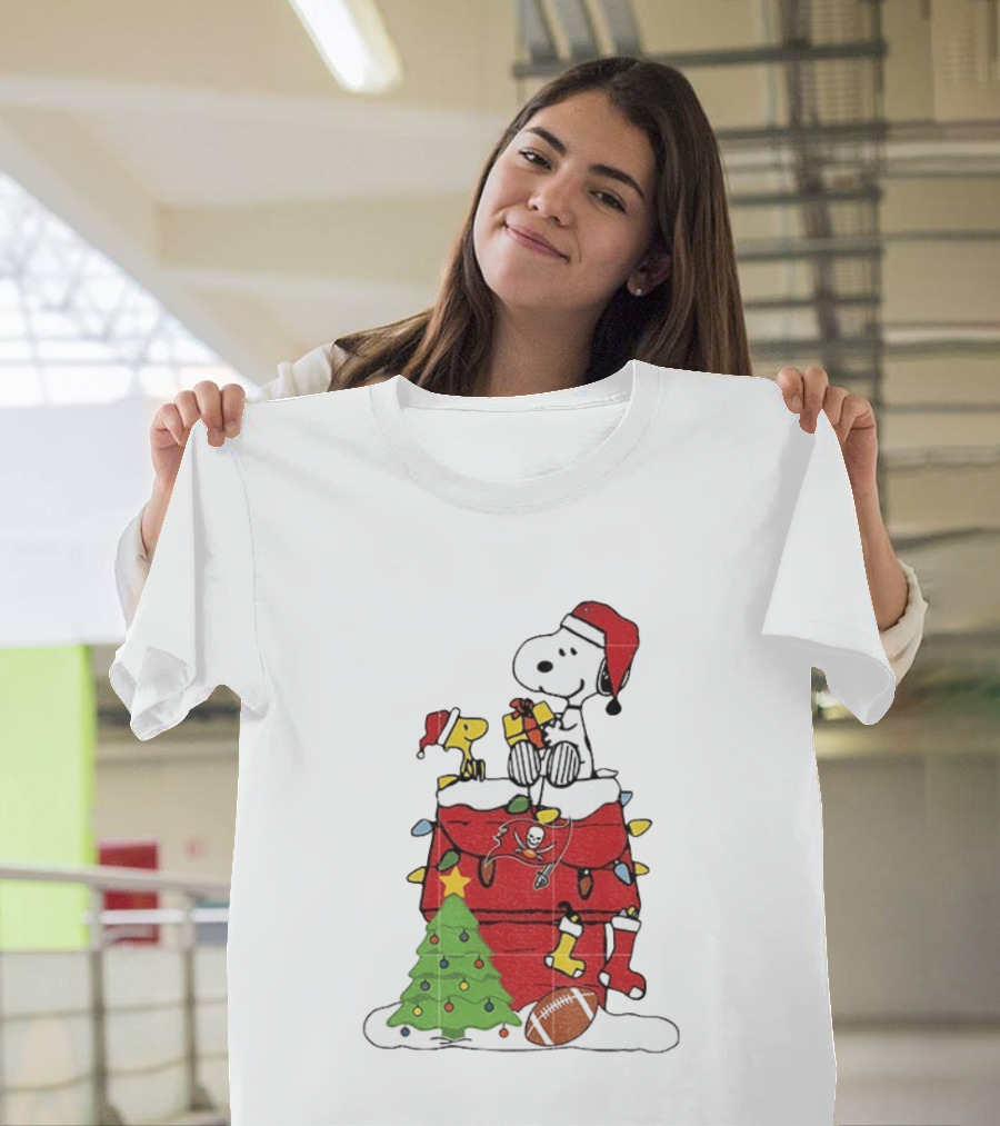 Snoopy Merry Christmas Tampa Bay Buccaneers 2026 Football Holiday Peanuts Santa Hat T-Shirt