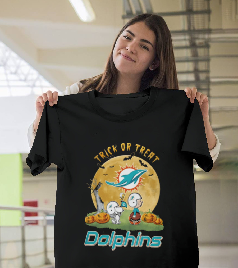 Miami Dolphins Trick Or Treat Charlie Brown Snoopy Full Moon Pumpkins T-Shirt
