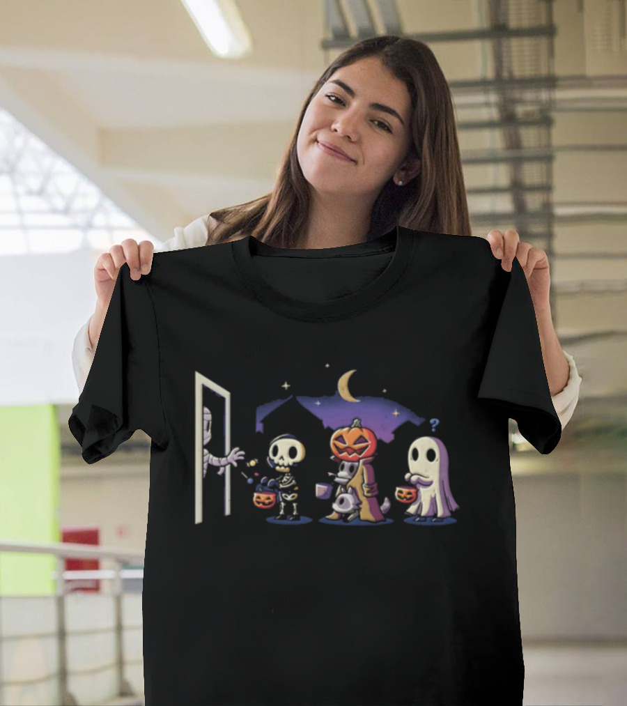 Mummy Giving Out Candy Trick Or Treat Halloween Infiltrator Ghost Pumpkin Skeleton T-Shirt
