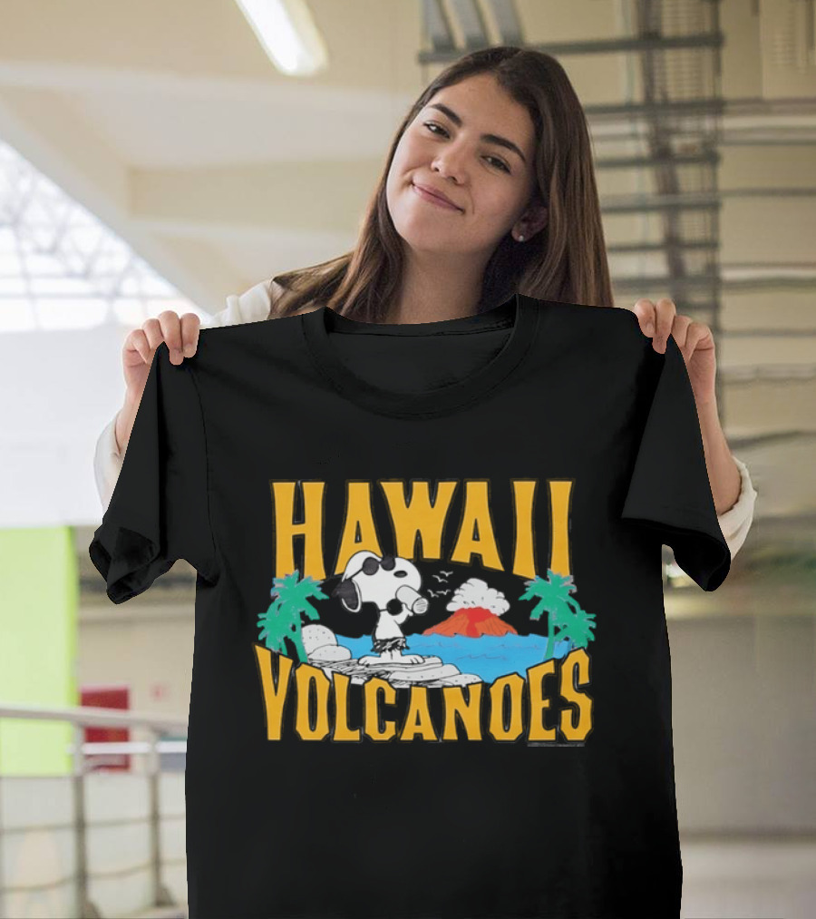 Snoopy Hawaii Volcanoes Peanuts Tropical Vacation Scene T-Shirt