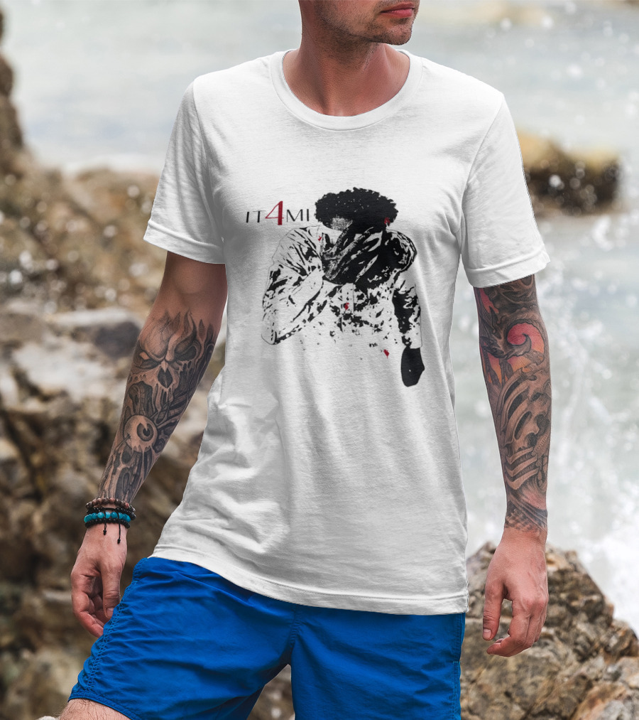IT 4 MI Character Holding Face Visual T-Shirt