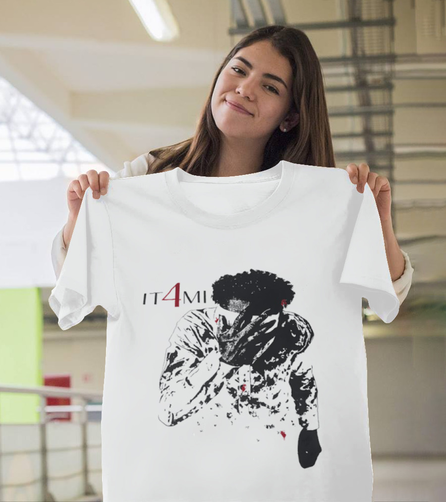 IT 4 MI Character Holding Face Visual T-Shirt