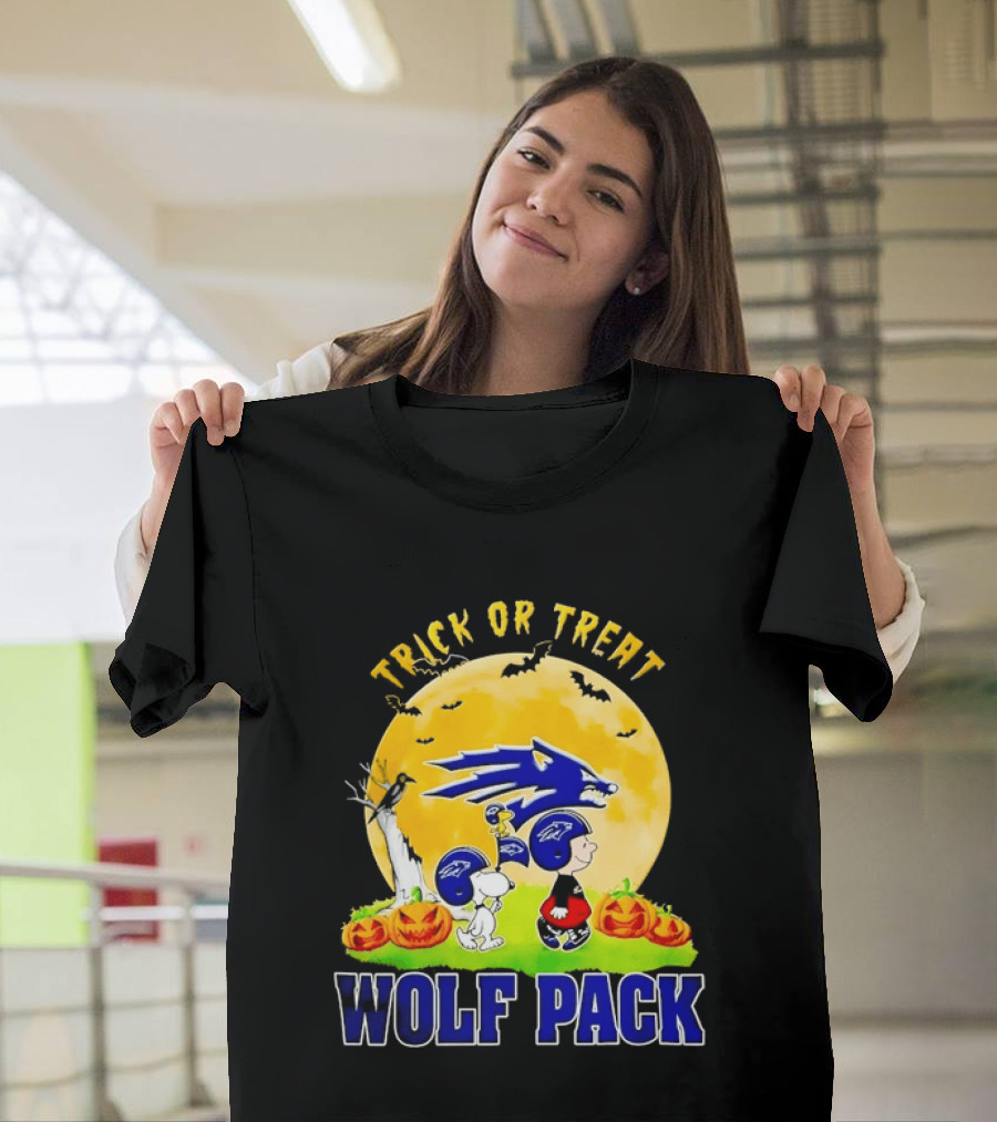 Nevada Wolf Pack Trick Or Treat Halloween With Snoopy Charlie Brown And Pumpkins T-Shirt