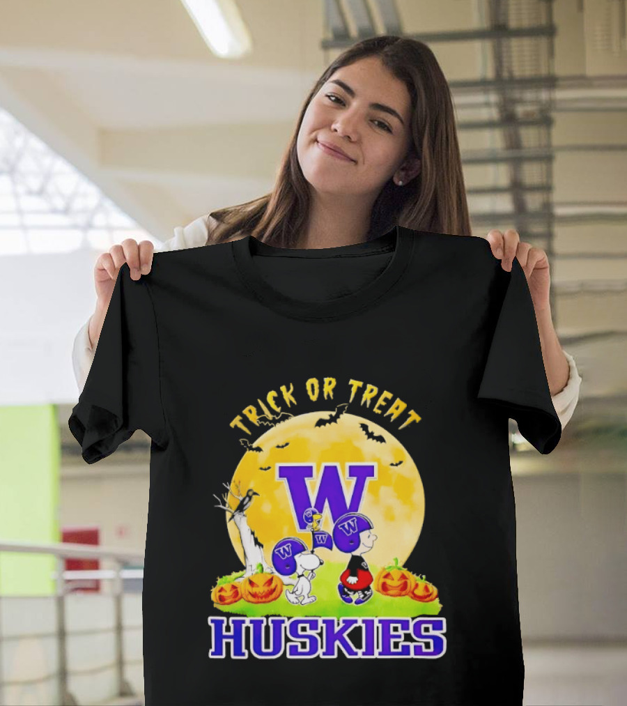 Washington Huskies Trick Or Treat Charlie Brown And Snoopy Halloween T-Shirt