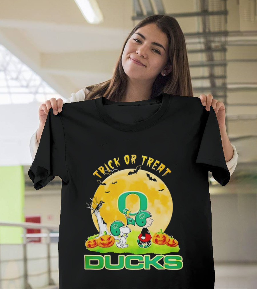 Oregon Ducks Charlie Brown Snoopy Halloween Trick Or Treat T-Shirt