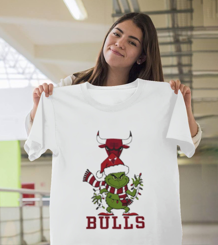 Grinch Chicago Bulls Christmas Heart Hands 2026 T-Shirt