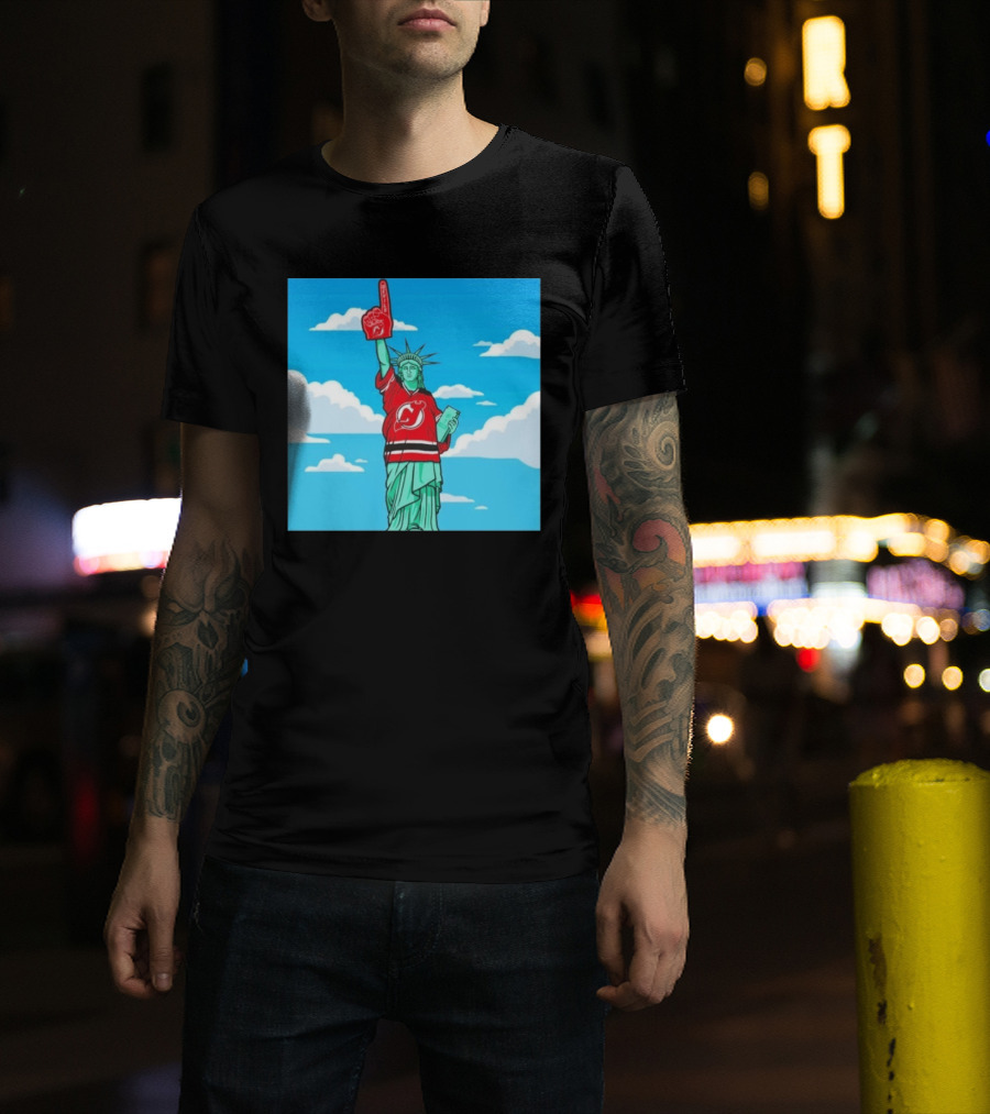 Statue Of Liberty In New Jersey Devils Jersey With Foam Finger T-Shirt