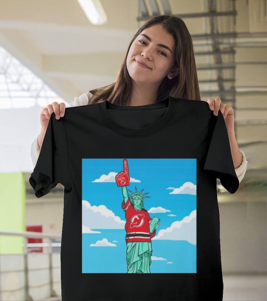 Statue Of Liberty In New Jersey Devils Jersey With Foam Finger T-Shirt