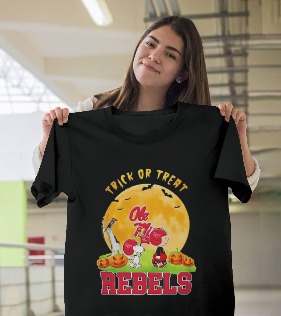 Trick Or Treat Snoopy Charlie Brown Woodstock Ole Miss Rebels Halloween Moon T-Shirt