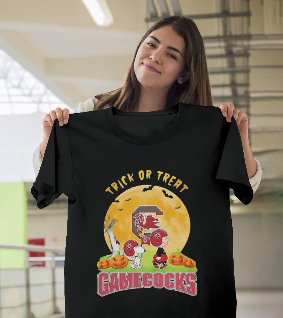 Trick Or Treat South Carolina Gamecocks Snoopy Charlie Brown Woodstock Halloween Moon T-Shirt