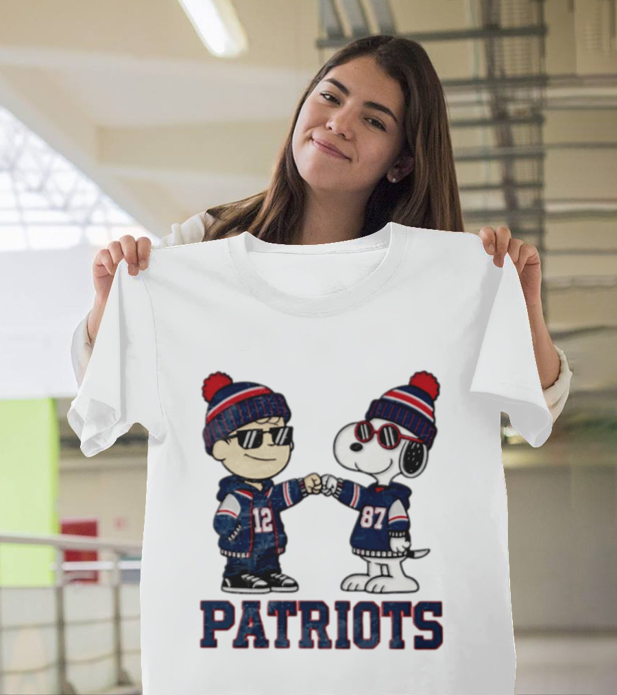 New England Patriots Charlie Brown Snoopy 12 87 Fan Gear T-Shirt