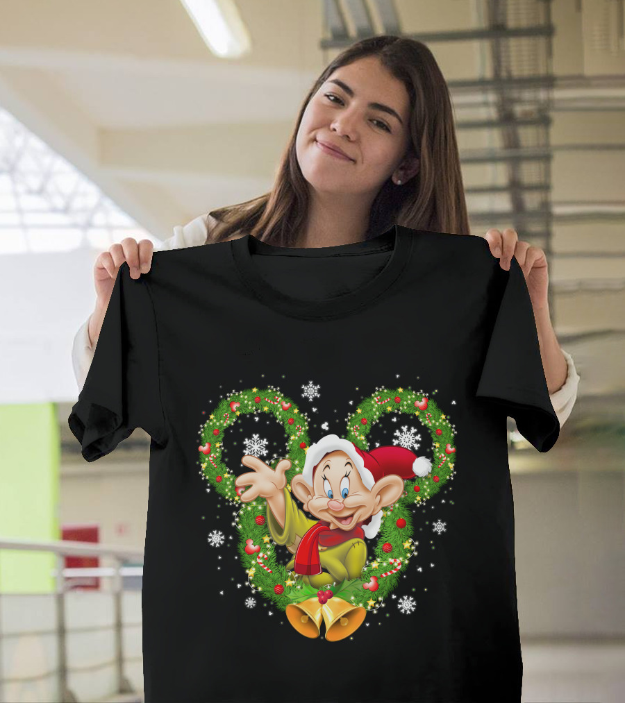 Dopey Christmas Disney Wreath Snowflakes And Santa Hat T-Shirt