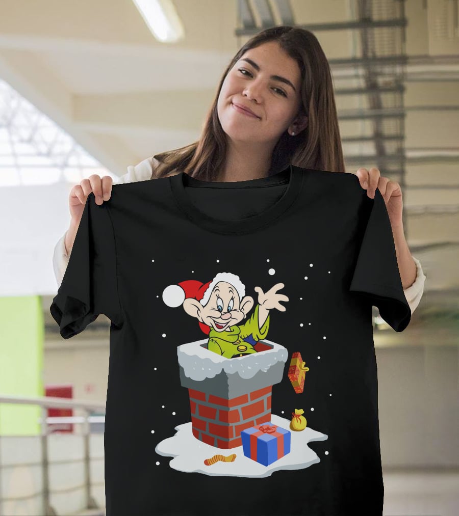 Dopey Santa Chimney Christmas Gifts Snow Scene T-Shirt