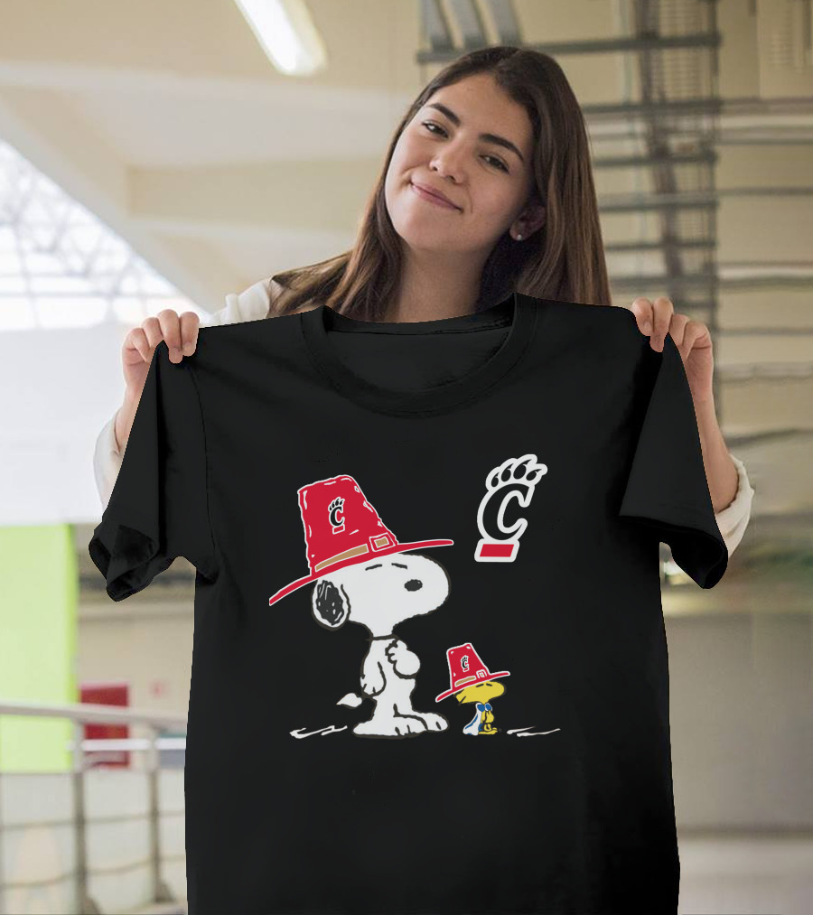 Cincinnati Bearcats Snoopy With Red Hats And Bearcats T-Shirt