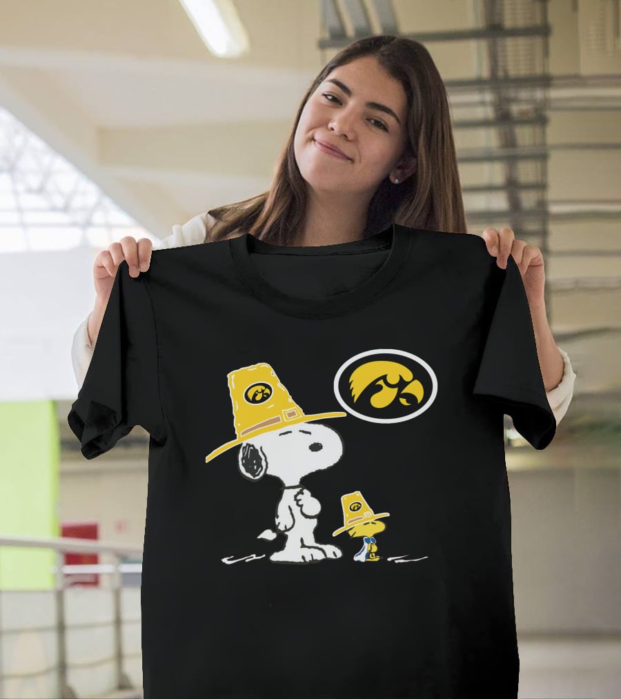 Iowa Hawkeyes Snoopy And Woodstock Pilgrim Hats Peanuts Football Fan T-Shirt