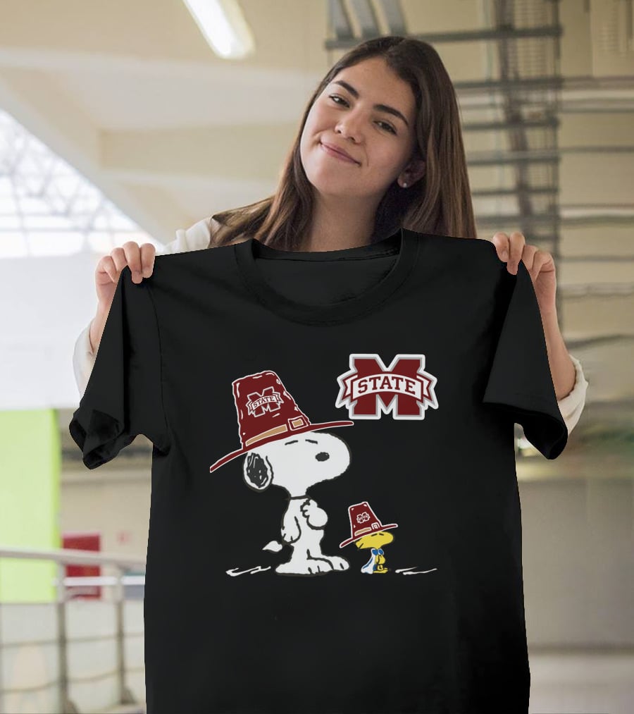 Mississippi State Bulldogs Snoopy Woodstock Pilgrim Hat Peanuts T-Shirt