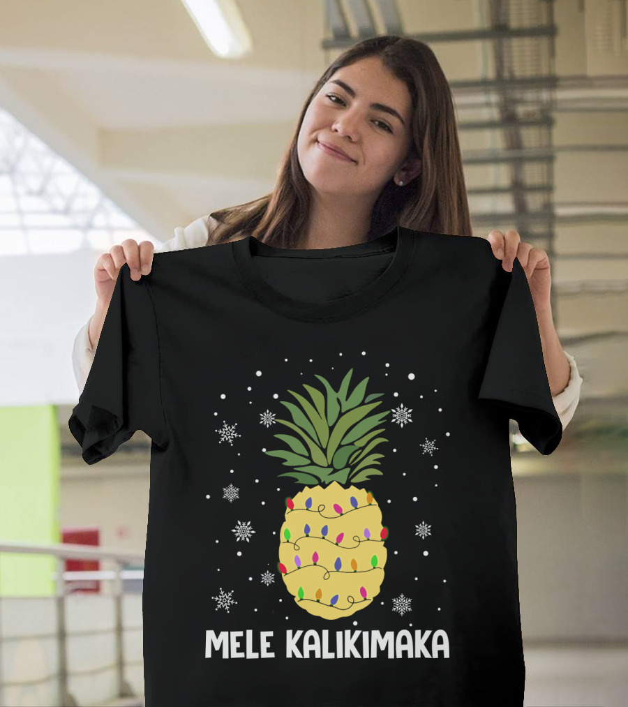 Mele Kalikimaka Pineapple Christmas Lights And Snowflakes T-Shirt