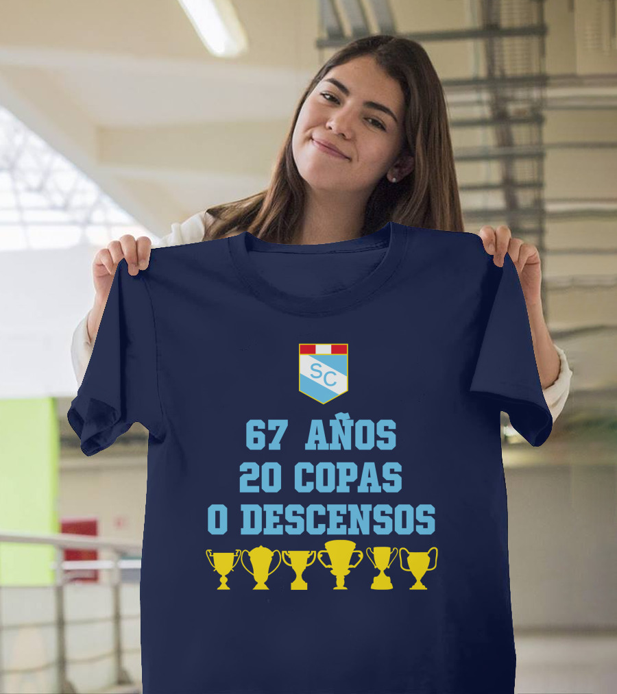 67 Años 20 Copas 0 Descensos SC Shield with Trophy Icons T-Shirt
