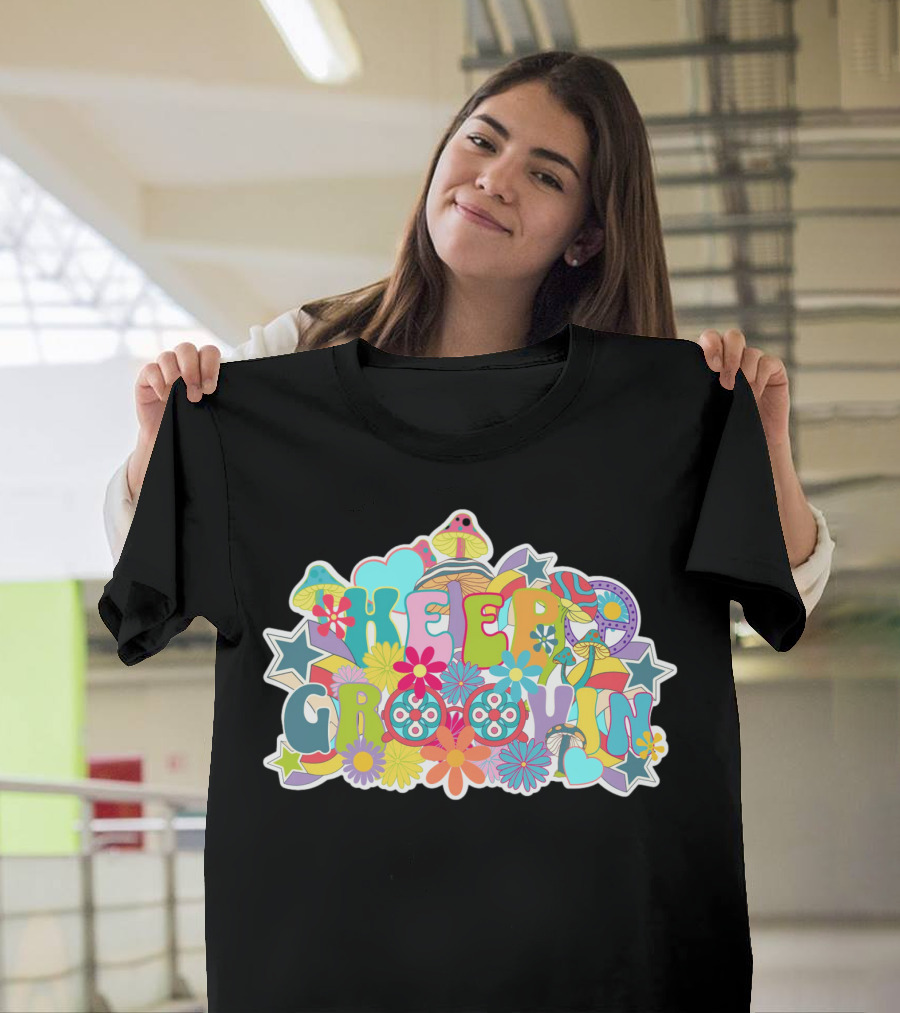 KEEP GROOVIN Psychedelic Flowers And Stars Retro Vibes T-Shirt