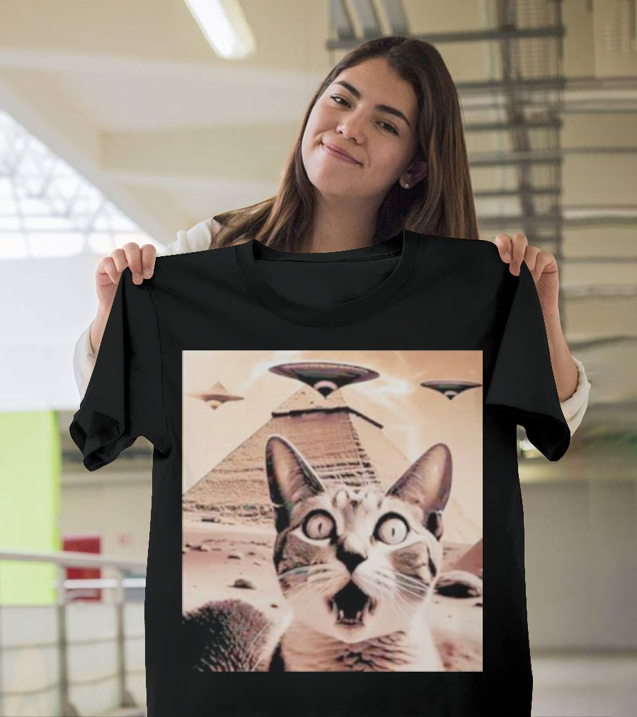 Funny Cat UFO Encounter at Egypt Pyramids T-Shirt