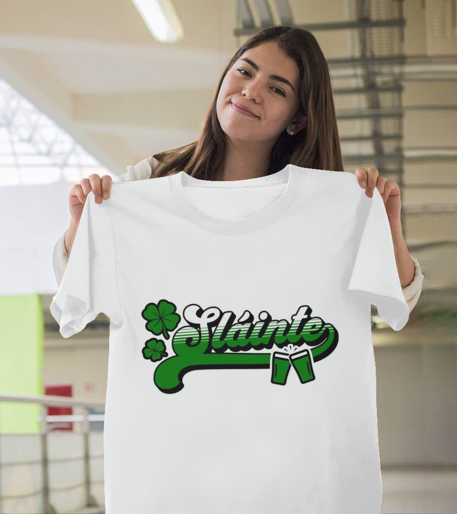 Sláinte Shamrock Gaelic Toast with Beer Glasses T-Shirt