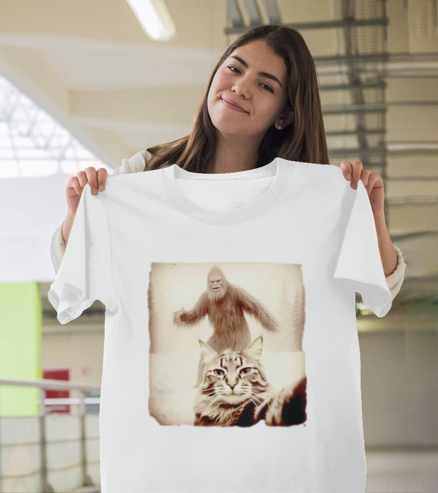 Bigfoot Photobombing Cat Selfie T-Shirt