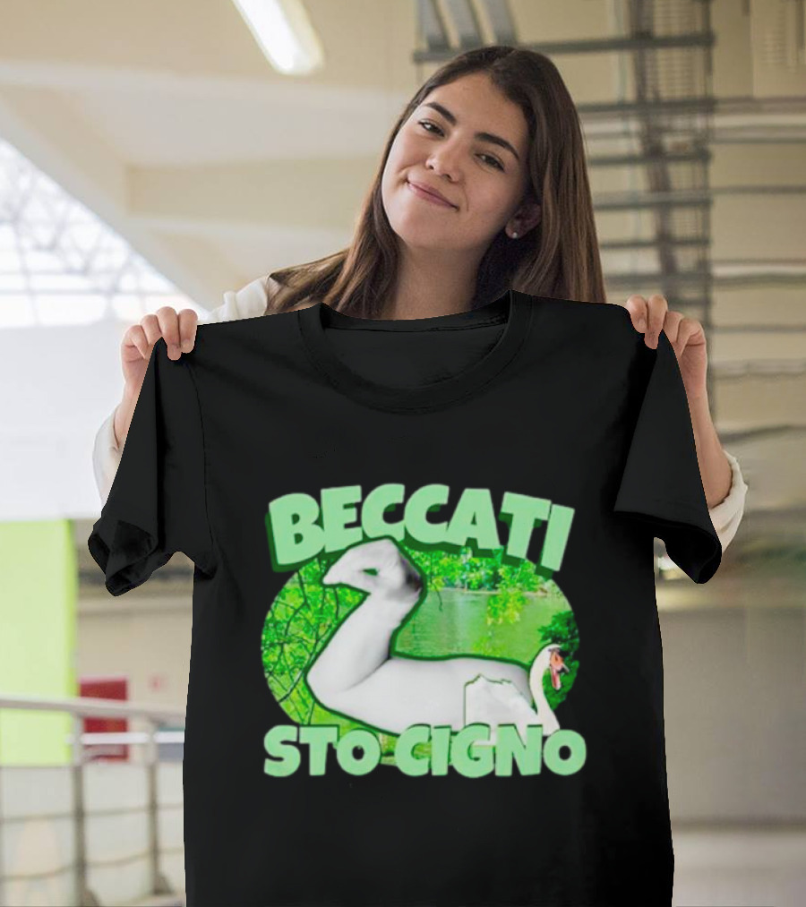 Beccati Sto Cigno Goose Meme - Italian Humor with Green Lake Background T-Shirt