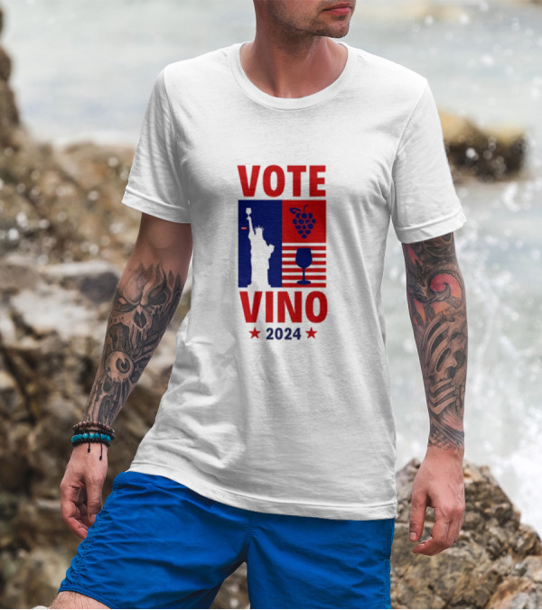 VOTE VINO 2024 Statue Liberty Grapes Wine Glass American Flag T-Shirt