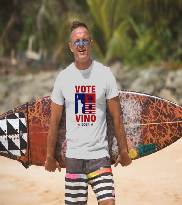 VOTE VINO 2024 Statue Liberty Grapes Wine Glass American Flag T-Shirt