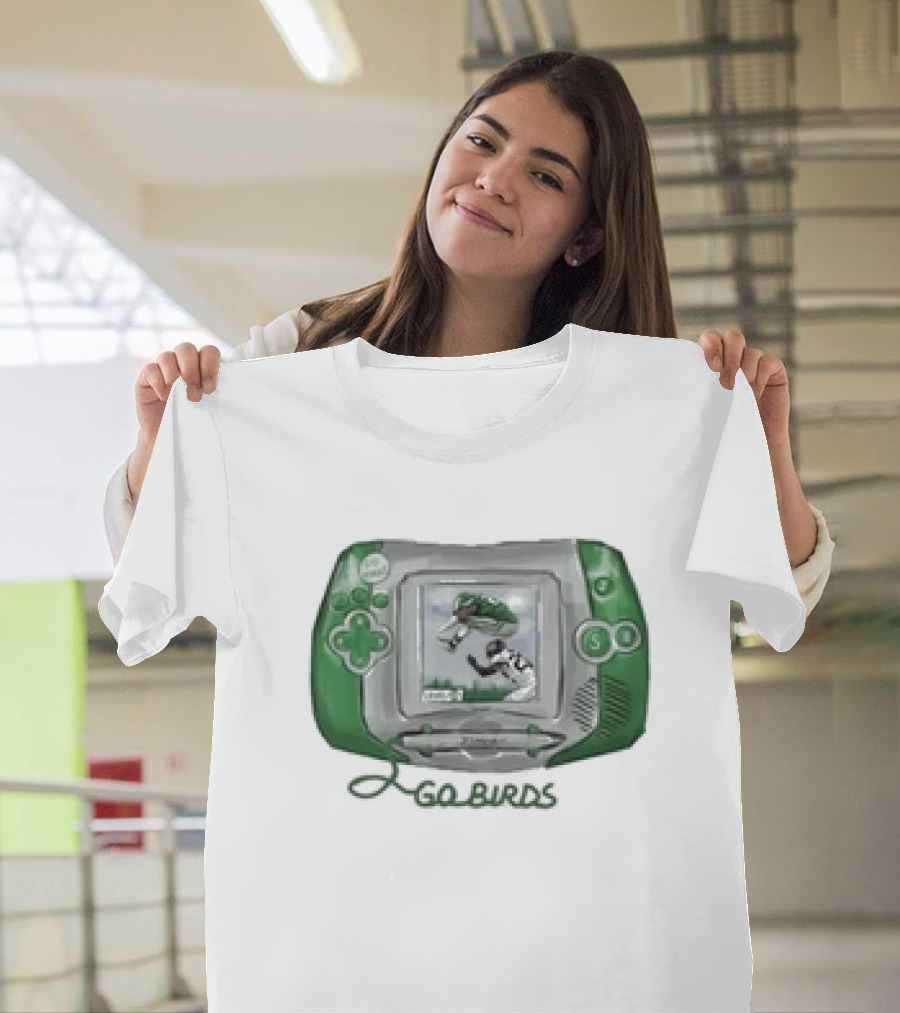 Dhwanisaraiya Go Birds Retro Handheld Console Green Classic Footballer Scene T-Shirt