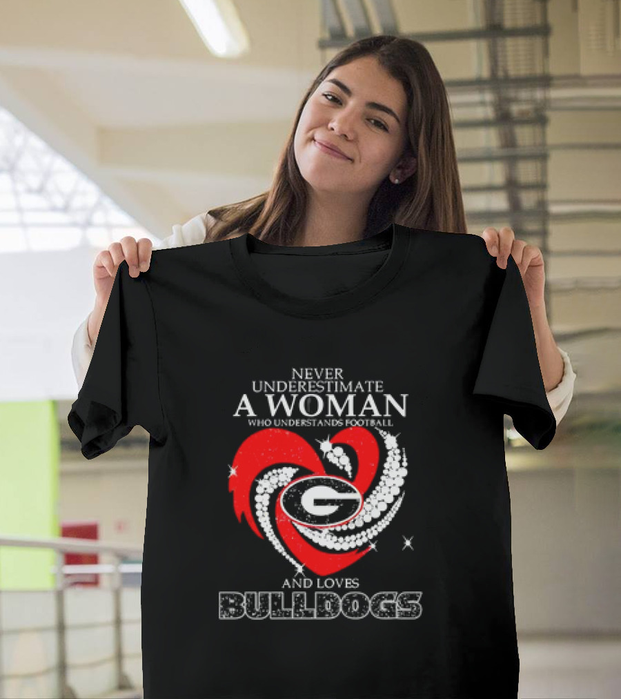 Never Underestimate A Woman Who Understands Football And Loves Bulldogs Georgia Fan T-Shirt