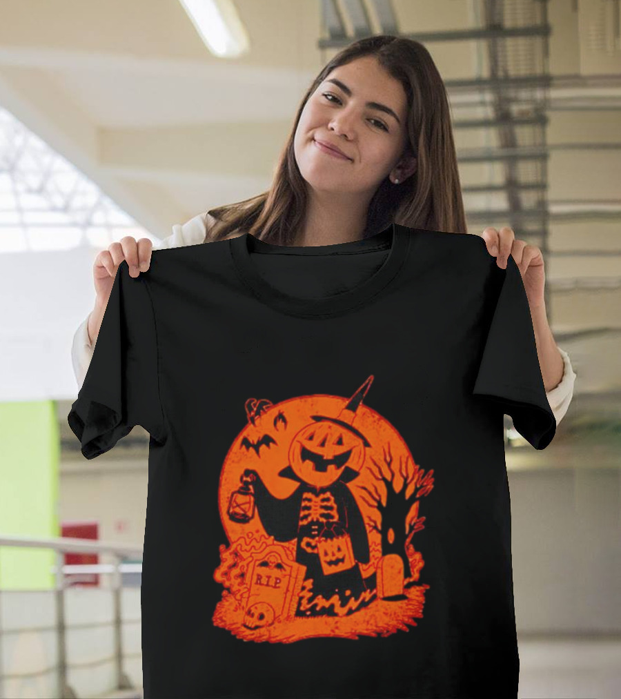 Vintage Spooky Halloween Jack-o'-Lantern Skeleton Moon Graveyard Lantern Bat Scene T-Shirt