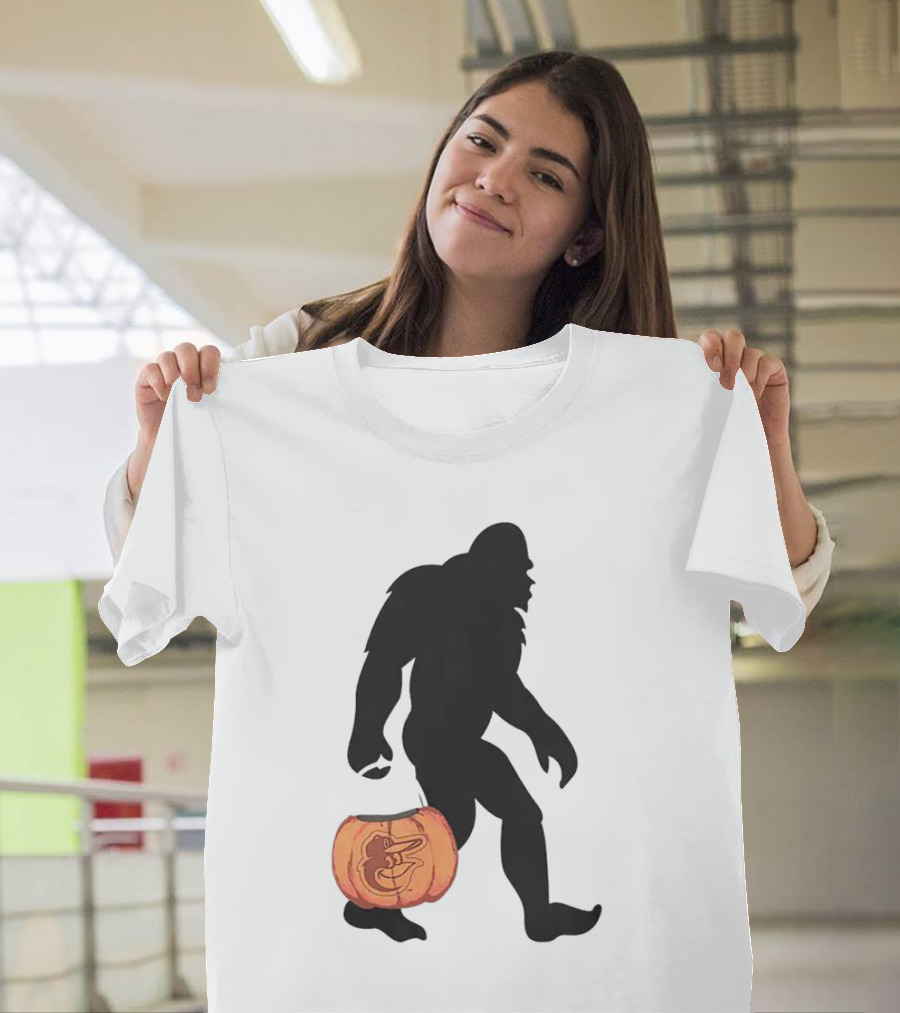 Baltimore Orioles Bigfoot Carrying Pumpkin Halloween T-Shirt