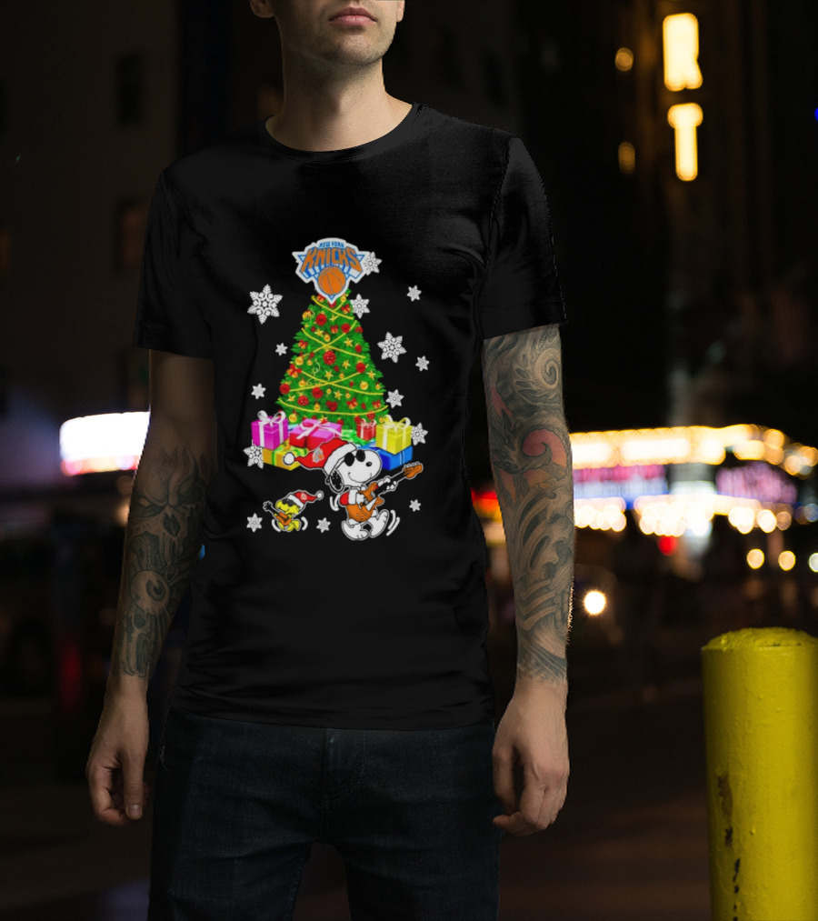 New York Knicks Snoopy Woodstock Christmas Tree Gifts Snowflakes T-Shirt