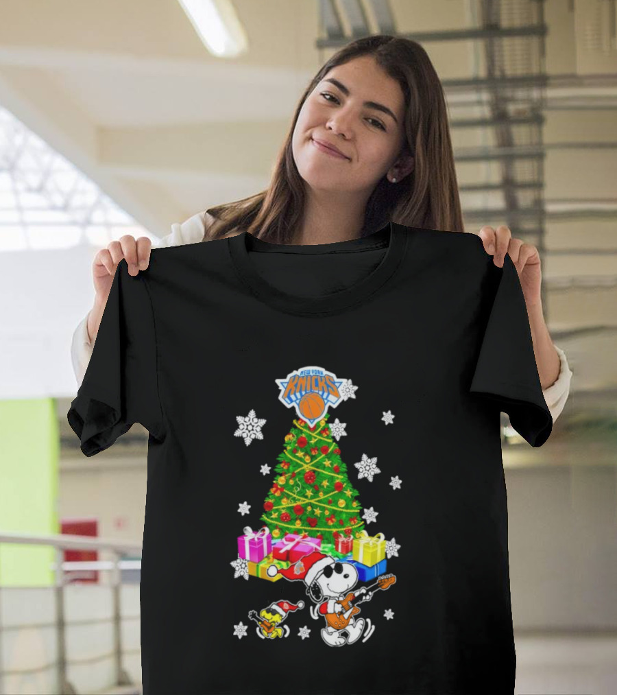 New York Knicks Snoopy Woodstock Christmas Tree Gifts Snowflakes T-Shirt