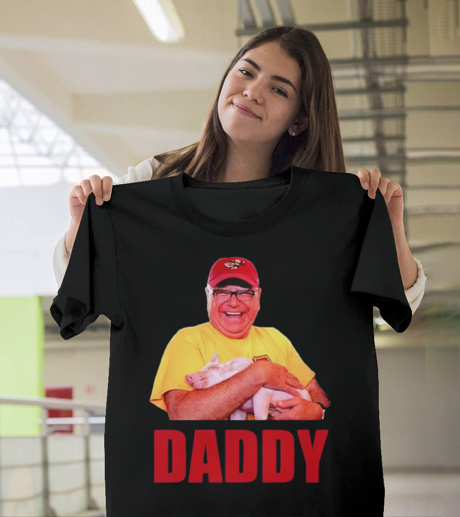 DADDY Hugging Pig Tim Walz Cap T-Shirt