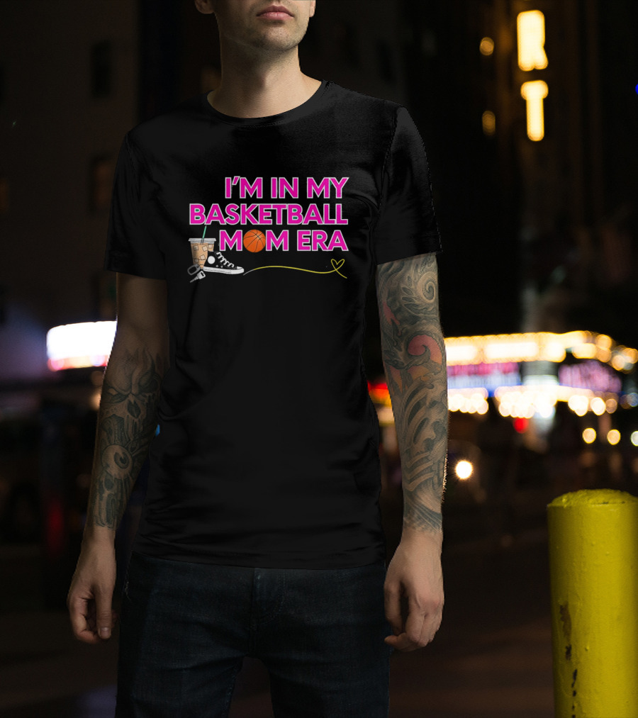 I'm In My Basketball Mom Era Sneakers Coffee Schlüsselbund Herz T-Shirt