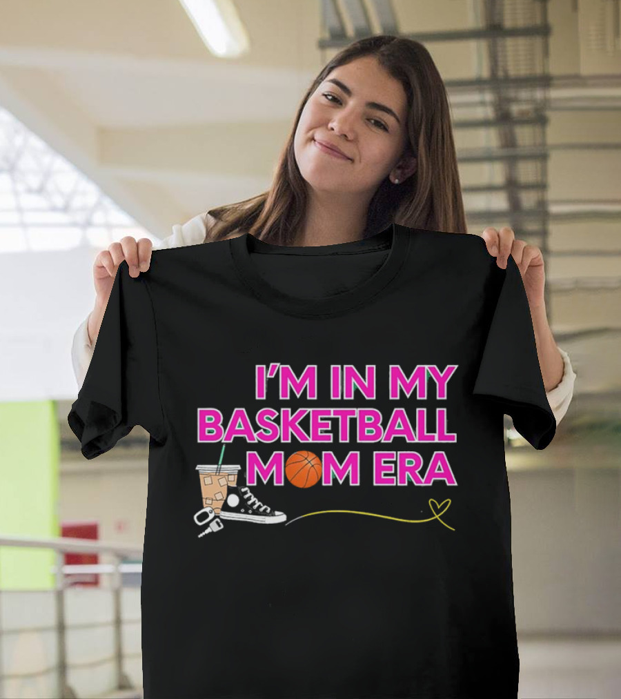 I'm In My Basketball Mom Era Sneakers Coffee Schlüsselbund Herz T-Shirt