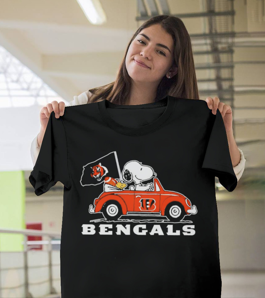 Snoopy And Woodstock Driving Cincinnati Bengals Car With Flag T-Shirt