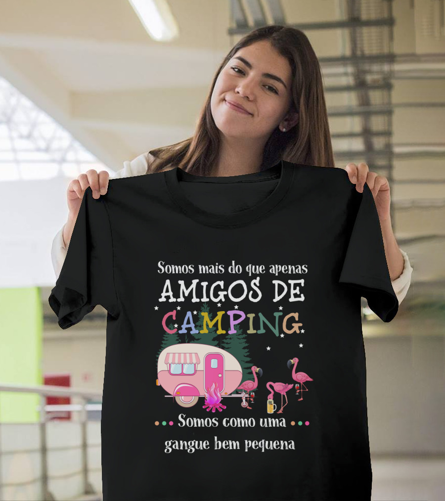 Somos Mais do que Apenas Amigos de Camping Somos como uma Gangue Bem Pequena Flamingo Caravana Estrelas Fogueira T-Shirt