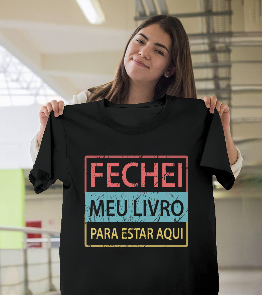 Fechei Meu Livro para Estar Aqui Vintage Distressed Style Text Blocks T-Shirt