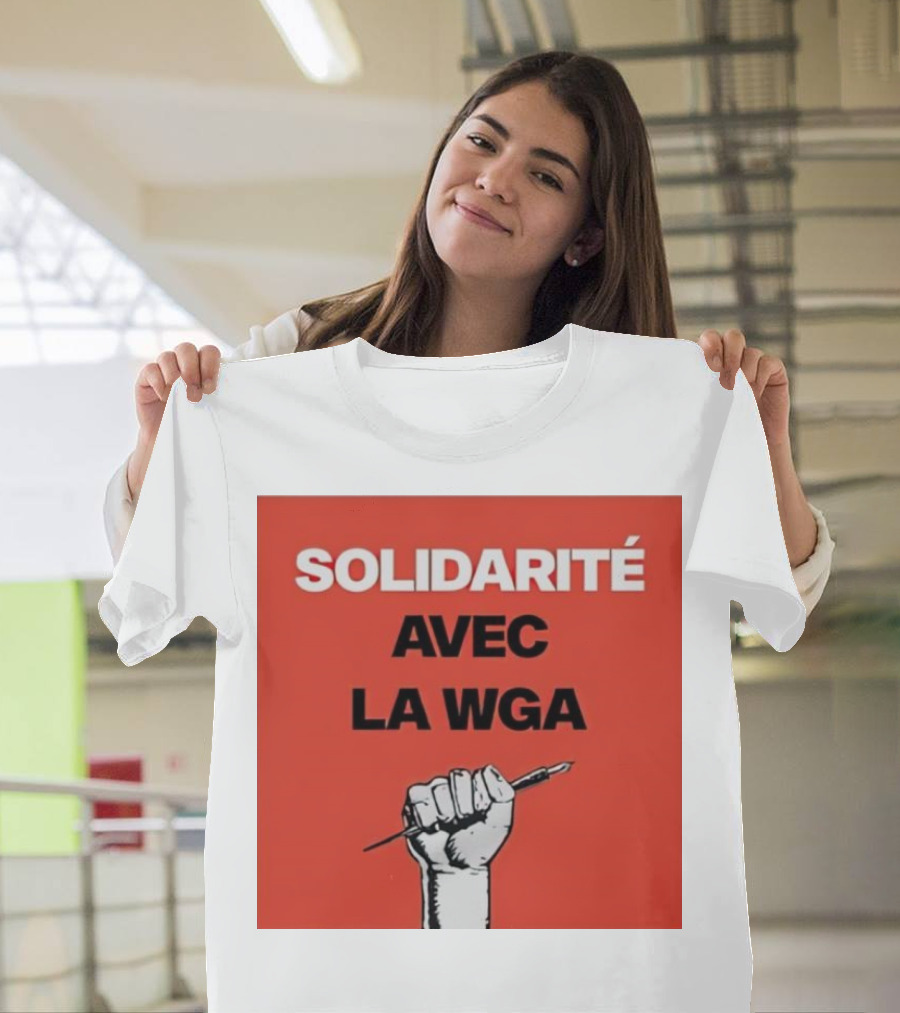 SOLIDARITÉ AVEC LA WGA Raised Fist Holding Pen T-Shirt