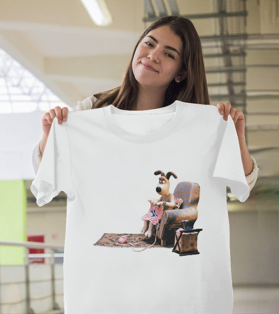 Wallace and Gromit Gromit Knitting in Armchair with Yarn Basket T-Shirt