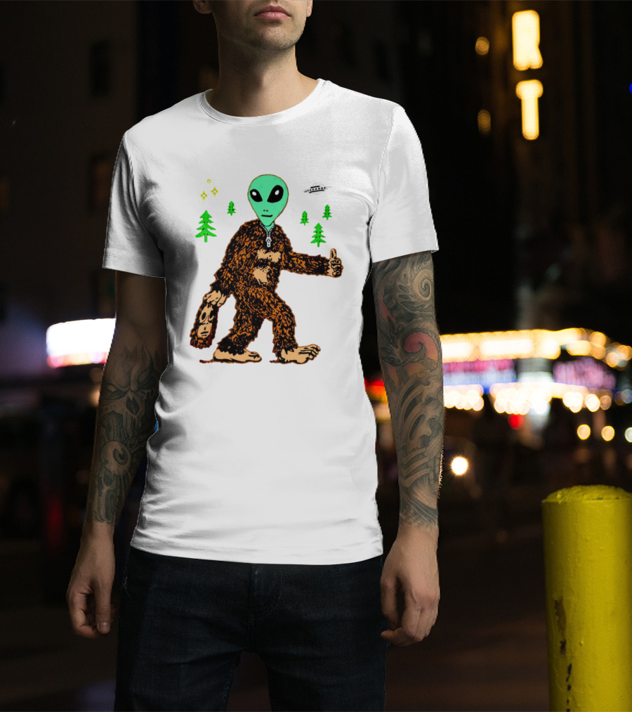 Alien Bigfoot Encounter Forest UFO Adventure T-Shirt