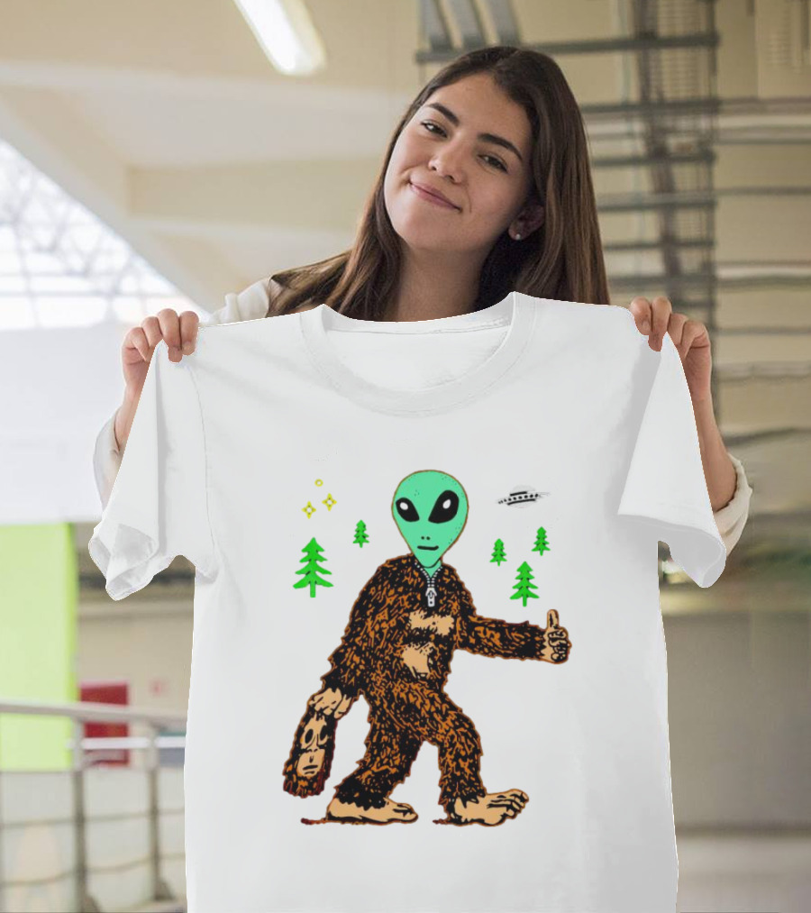 Alien Bigfoot Encounter Forest UFO Adventure T-Shirt
